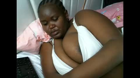 Snapshot of lunabloom01 chatting on September 9, 2025, 7:24 pm lunabloom01 online show from September 9, 2025, 7:24 pm