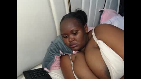 Snapshot of lunabloom01 chatting on September 28, 2025, 1:05 pm lunabloom01 online show from September 28, 2025, 1:05 pm