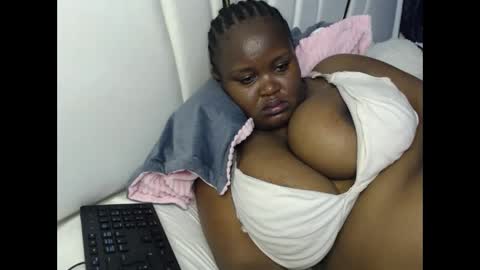 Snapshot of lunabloom01 chatting on October 4, 2025, 6:06 pm lunabloom01 online show from October 4, 2025, 6:06 pm