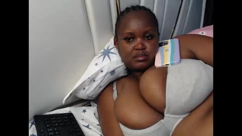 Snapshot of lunabloom01 chatting on October 8, 2025, 6:05 pm lunabloom01 online show from October 8, 2025, 6:05 pm