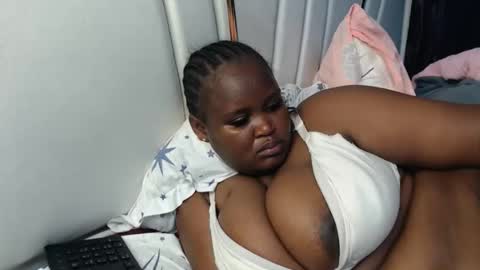 Snapshot of lunabloom01 chatting on October 9, 2025, 3:43 pm lunabloom01 online show from October 9, 2025, 3:43 pm