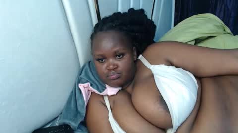 Snapshot of lunabloom01 chatting on October 20, 2025, 9:48 pm lunabloom01 online show from October 20, 2025, 9:48 pm