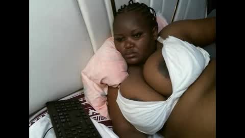 Snapshot of lunabloom01 chatting on December 15, 2025, 1:21 am lunabloom01 online show from December 15, 2025, 1:21 am