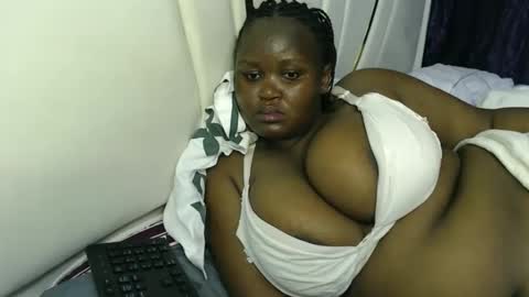 Snapshot of lunabloom01 chatting on December 22, 2025, 10:23 am lunabloom01 online show from December 22, 2025, 10:23 am