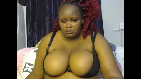 Snapshot of lunabloom01 chatting on January 7, 2026, 7:38 pm lunabloom01 online show from January 7, 2026, 7:38 pm