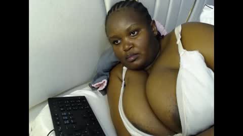 Snapshot of lunabloom01 chatting on February 7, 2026, 5:16 pm lunabloom01 online show from February 7, 2026, 5:16 pm