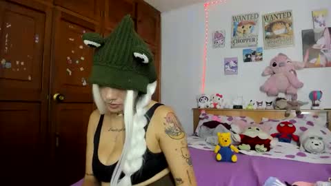 lunacristal_moon online show from October 12, 2025, 5:17 am