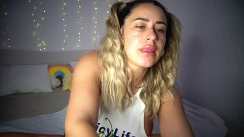 Snapshot of lunaink_ chatting on April 4, 2026, 4:33 am Laura online show from April 4, 2026, 4:33 am