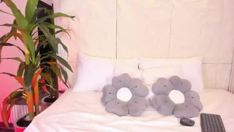 Luna  online show from April 22, 2026, 4:26 am