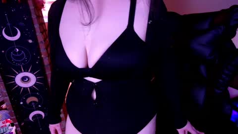 Snapshot of lunalaneee chatting on April 3, 2026, 3:37 am Luna online show from April 3, 2026, 3:37 am