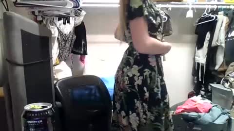 lunapixie2020 online show from February 4, 2025, 8:35 am