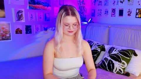 lunariafox online show from April 8, 2026, 2:50 pm