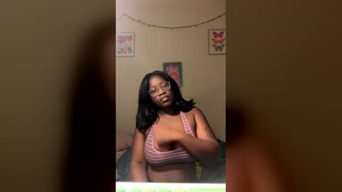 lunarnoelle online show from February 19, 2026, 4:08 am