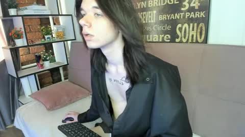 Snapshot of lunaroffset chatting on May 22, 2026, 7:37 am Matthew online show from May 22, 2026, 7:37 am