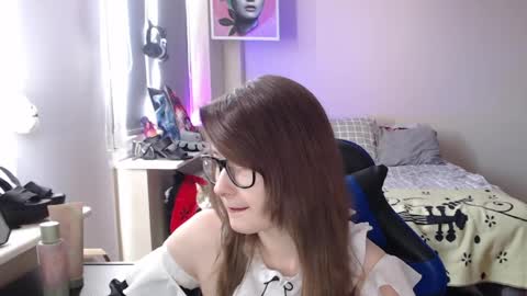 LunaXcherry online show from April 5, 2026, 8:33 am