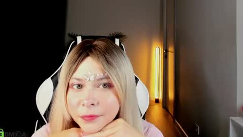 Snapshot of lune_fallenstar chatting on June 16, 2026, 1:30 am Lune FallenStar online show from June 16, 2026, 1:30 am