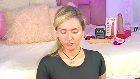 lunitadiva online show from December 1, 2025, 1:38 pm