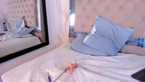 lunna__tylor online show from April 11, 2026, 7:45 am