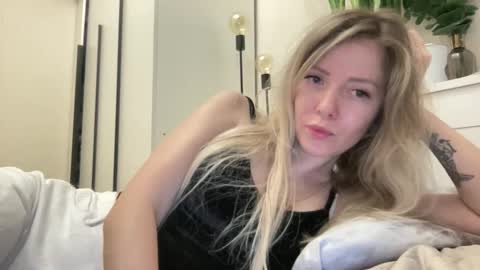 lusiluv online show from April 14, 2026, 9:10 pm