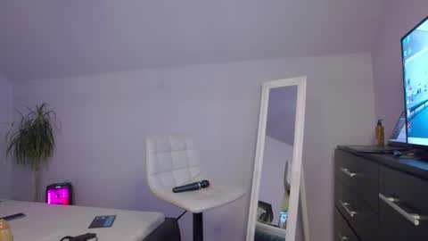 Deea And Chris online show from October 28, 2025, 1:36 pm