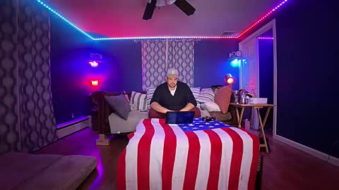 Snapshot of luv2watch1980 chatting on December 22, 2025, 9:28 am luv2watch1980 online show from December 22, 2025, 9:28 am