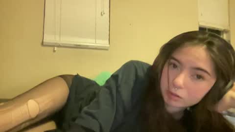 Snapshot of luvrxstarx chatting on December 3, 2025, 1:35 am luvrxstarx online show from December 3, 2025, 1:35 am