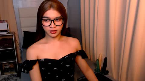 queen lux online show from February 27, 2025, 6:53 pm