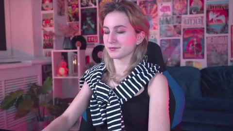 Snapshot of luxrayi chatting on February 19, 2025, 6:00 pm Ray online show from February 19, 2025, 6:00 pm