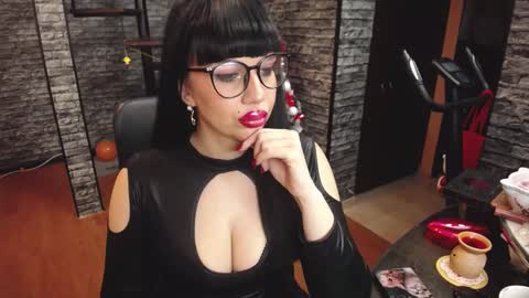 Snapshot of luxurymistress chatting on December 6, 2024, 3:22 pm Spoiled dominant mindfucker mistress MakeupartistNail ArtistFitness and Yoga lover online show from December 6, 2024, 3:22 pm