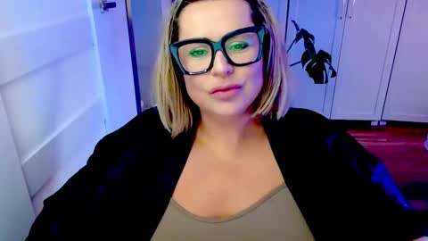 Snapshot of luxxx_diana chatting on May 7, 2026, 6:19 am Diana online show from May 7, 2026, 6:19 am