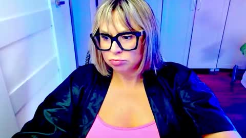 Snapshot of luxxx_diana chatting on May 12, 2026, 6:21 am Diana online show from May 12, 2026, 6:21 am