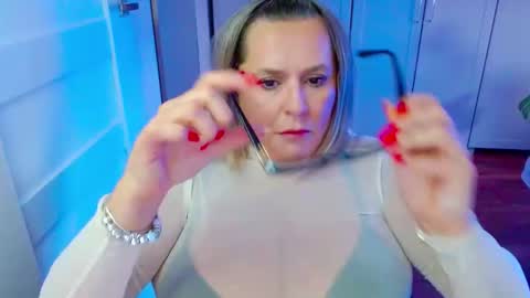 Snapshot of luxxx_diana chatting on May 14, 2026, 6:42 am Diana online show from May 14, 2026, 6:42 am