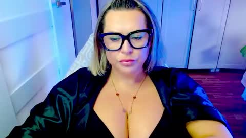 Snapshot of luxxx_diana chatting on May 18, 2026, 5:24 am Diana online show from May 18, 2026, 5:24 am