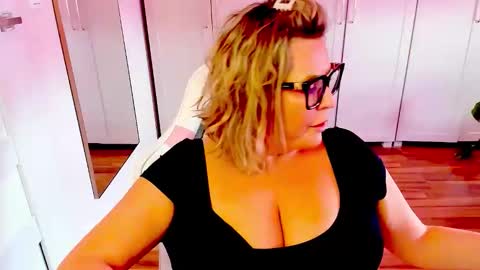 Snapshot of luxxx_diana chatting on June 9, 2026, 6:03 am Diana online show from June 9, 2026, 6:03 am