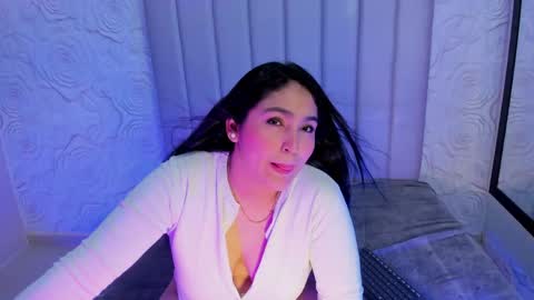 LYA DUBOIS  online show from April 19, 2026, 1:21 pm