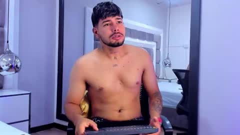 lyam_saenz online show from November 13, 2025, 8:52 pm