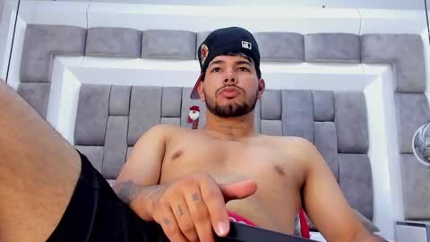 lyam_saenz online show from November 24, 2025, 8:08 pm