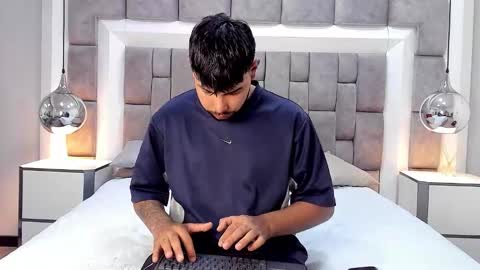 lyam_saenz online show from December 1, 2025, 7:52 pm