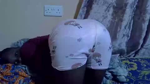 lyn_anna online show from October 7, 2025, 5:04 am