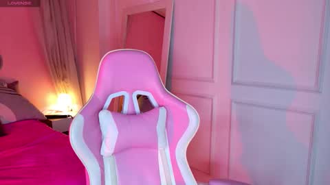 Lyna love online show from November 5, 2025, 8:42 pm