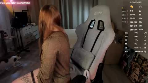 lynne_dawson online show from April 19, 2026, 3:33 pm