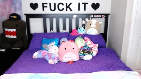 Mackenzie Wolfe online show from October 12, 2025, 3:05 am