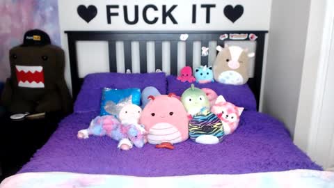 Mackenzie Wolfe online show from October 25, 2025, 3:47 am