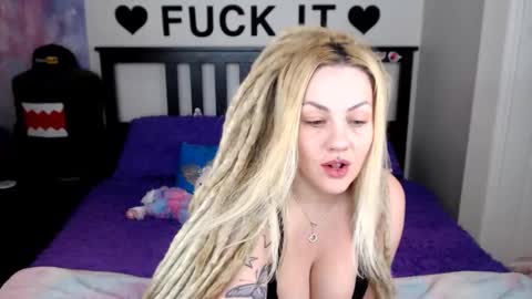 Mackenzie Wolfe online show from December 15, 2025, 5:55 am