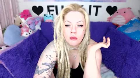 Mackenzie Wolfe online show from April 18, 2026, 4:38 am