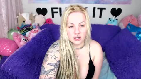Mackenzie Wolfe online show from July 21, 2026, 5:10 am