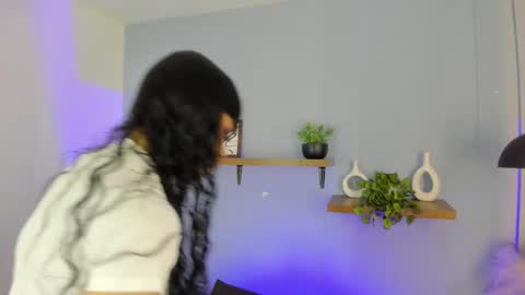 Maddy  online show from November 18, 2025, 12:09 pm