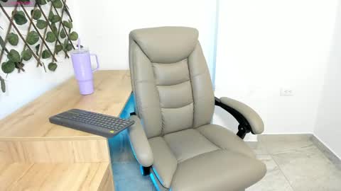 Snapshot of madeleine_w chatting on April 25, 2026, 12:46 am Madeleine online show from April 25, 2026, 12:46 am