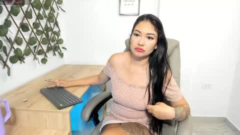 Snapshot of madeleine_w chatting on May 19, 2026, 12:05 am Madeleine online show from May 19, 2026, 12:05 am