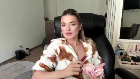Snapshot of madelenequirk chatting on July 8, 2026, 9:14 am Alisa online show from July 8, 2026, 9:14 am